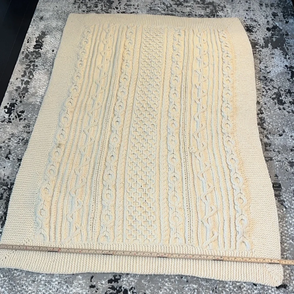 Chunky Cable Knit Reversible Throw Blanket Cream  Excellent Condition Wool Blend